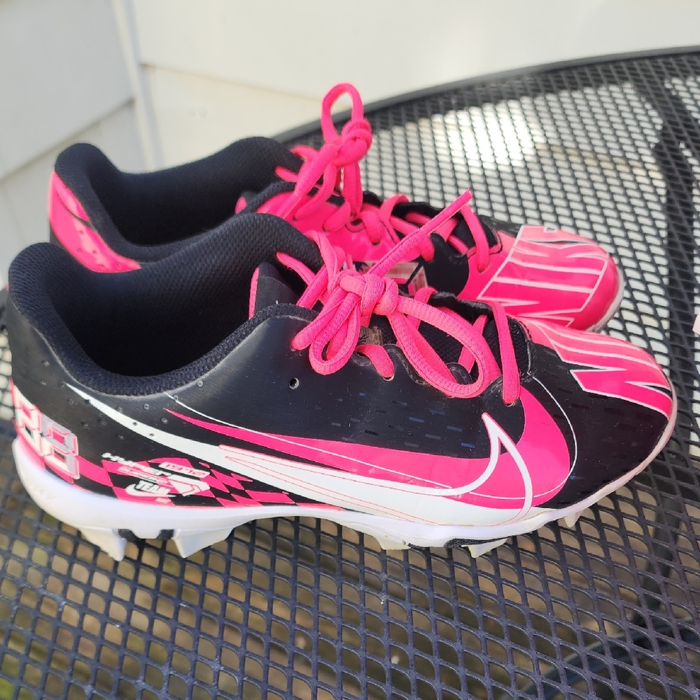 EUC Nike Black and Hot Pink Youth Soccer Cleats Size 5.5 Youth